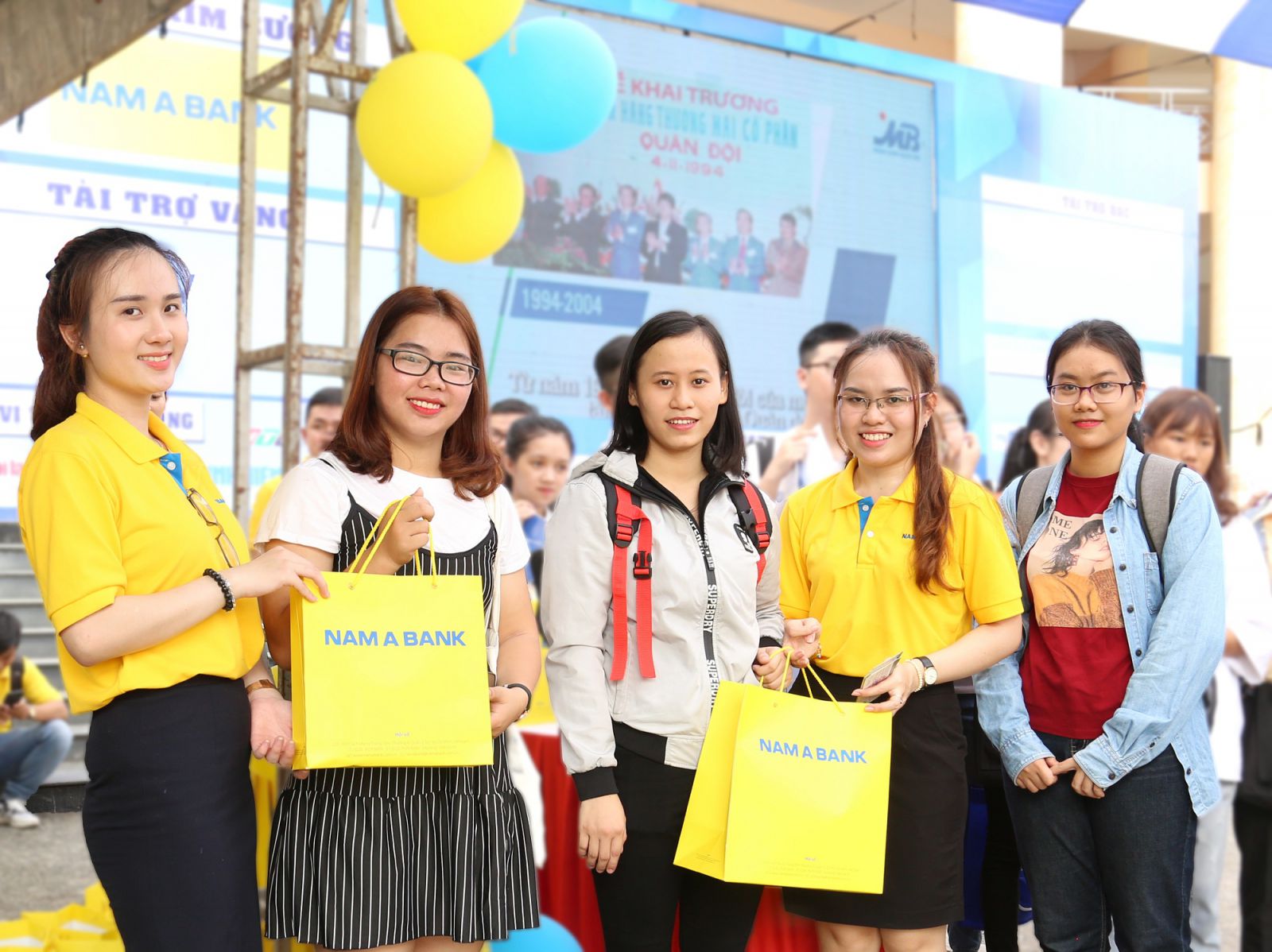 Nhiều sinh viên được nhận quà hấp dẫn khi tham gia các chương trình hoạt náo của Nam A Bank.